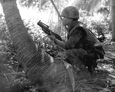Photo: SOLDIER'S OF THE QUEEN'S COBRAS conduct a search and sweep mission in Phuoc Tho, November 1967.