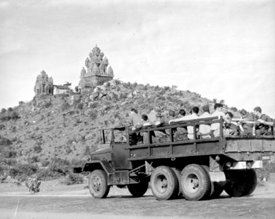 Photo: ROYAL AUSTRALIAN AIR FORCE CIVIC TEAM moves out past Vietnamese temples to Mung Duc