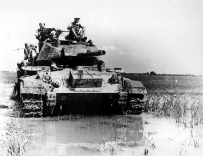 PICTURE - M24 (CHAFFEE) AMERICAN LIGHT TANK USED BY FRENCH IN VIETNAM