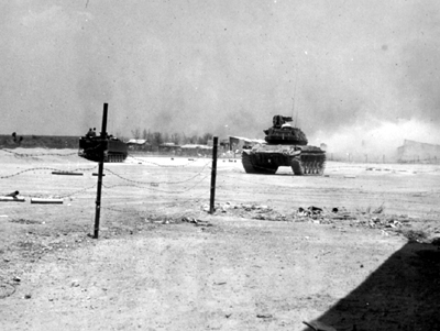 PICTURE - TANK AND M113 DURING ENEMY ATTACK ON BIEN HOA, Tet 1968