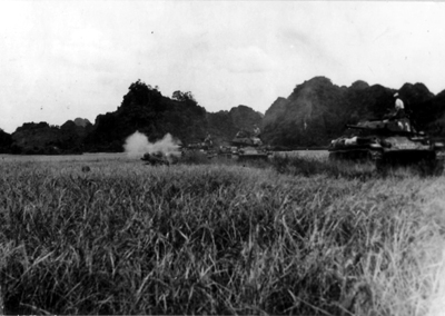 PICTURE - TANKS FIRING IN SUPPORT OF FRENCH INFANTRY AT DIEN BEEN PHU