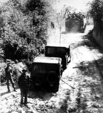 PICTURE - ACAV's OF SOUTH VIETNAMESE 1ST ARMORED BRIGADE ON ROUTE 9 IN LAOS, 1971
