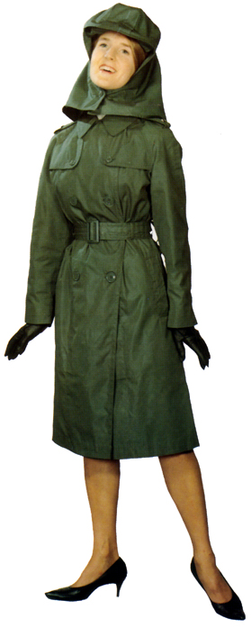 Plate 29 Officer in the Army green raincoat (1966-1985), with removable havelock but no liner. Made of a water-repellant cotton-polyester poplin material, this raincoat could be worn open at the collar, with or without the gray-beige scarf. It was also worn by enlisted women.