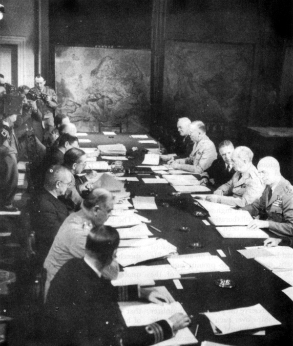 THE COMBINED STAFFS MEETING IN MENA HOUSE, 4 .December 1943. Left from front: Commander Coleridge, Sir Hastings Ismay, Admiral of the Feet Sir Andrew B. Cunningham, Sir Alan Brooke, Sir Charles Portal, Sir John Dill, and Brigadier Redman. Right from frond: Admiral .ding, Admiral Leahy, Captain Royal, General Marshall, and General Arnold.