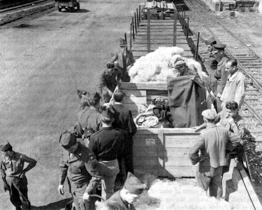 LOADING VEIT STOSS ALTAR for return to Poland.